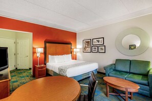 Premium bedding, desk, laptop workspace, blackout drapes - La Quinta Inn & Suites by Wyndham Fremont / Silicon Valley (Fremont)