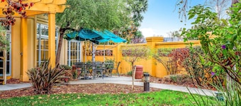 La Quinta Inn & Suites by Wyndham Fremont / Silicon Valley
