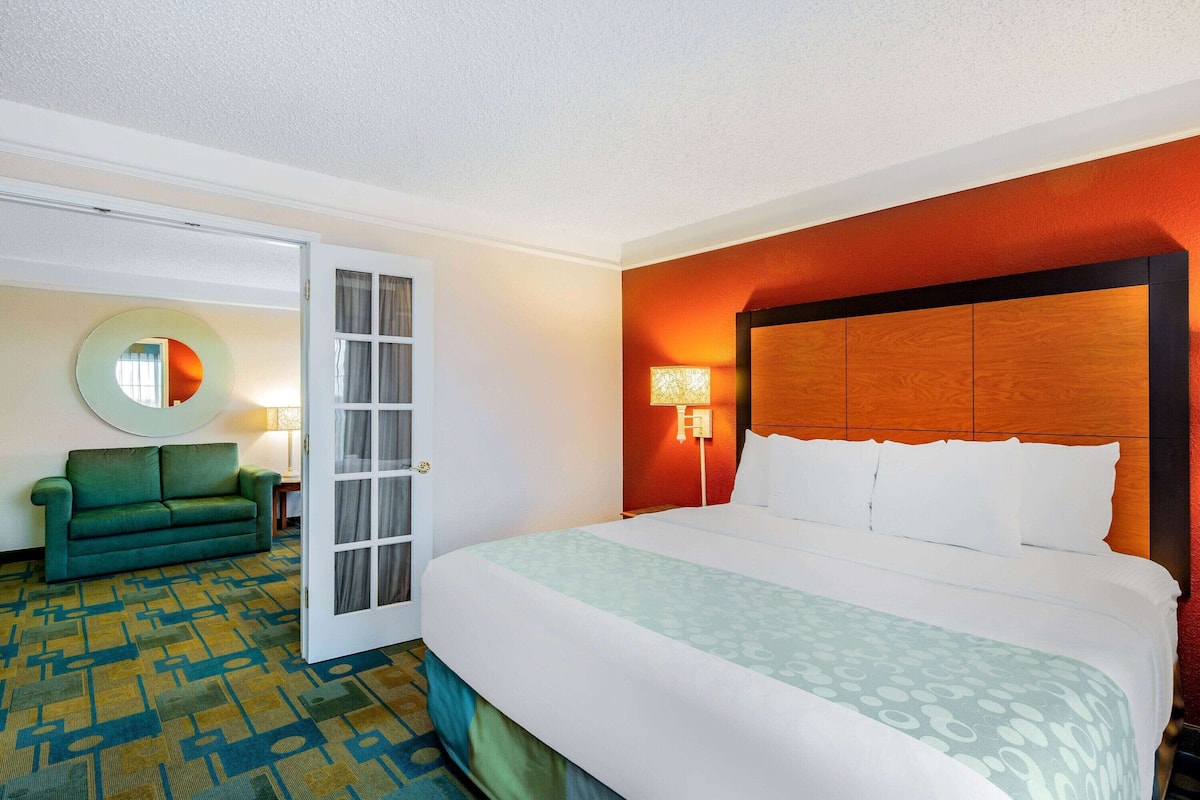 Suite, 1 King Bed, Non Smoking | Premium bedding, desk, laptop workspace, blackout drapes