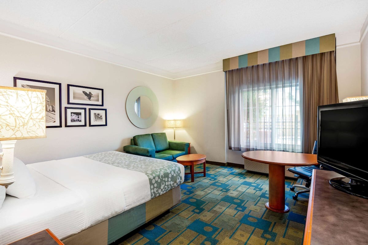 Executive Room, 1 King Bed, Non Smoking | Premium bedding, desk, laptop workspace, blackout drapes