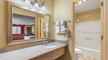 Combined shower/tub, free toiletries, hair dryer, towels