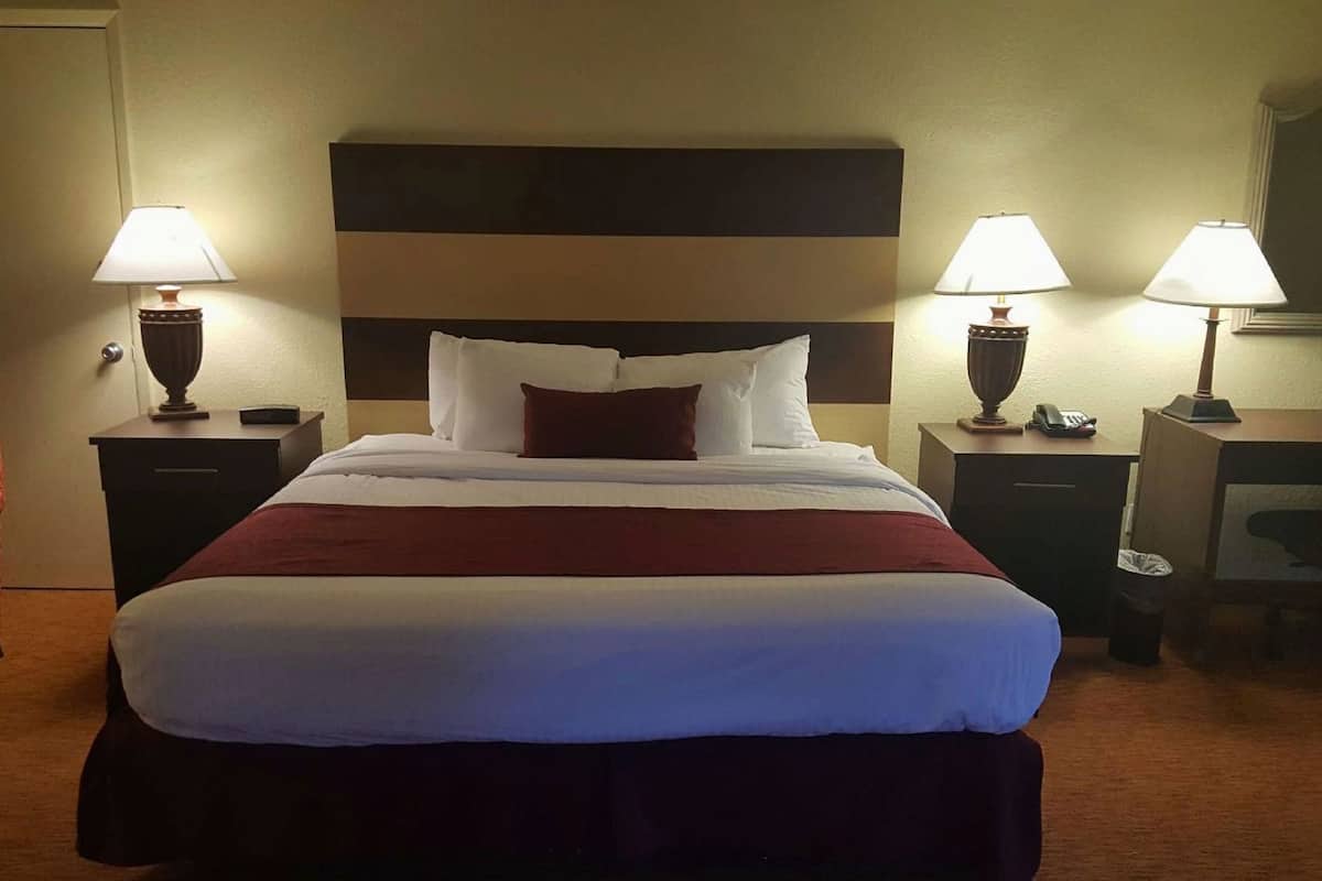 In-room safe, laptop workspace, blackout drapes, iron/ironing board