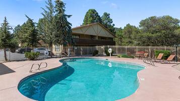Piscine extérieure, chaises longues