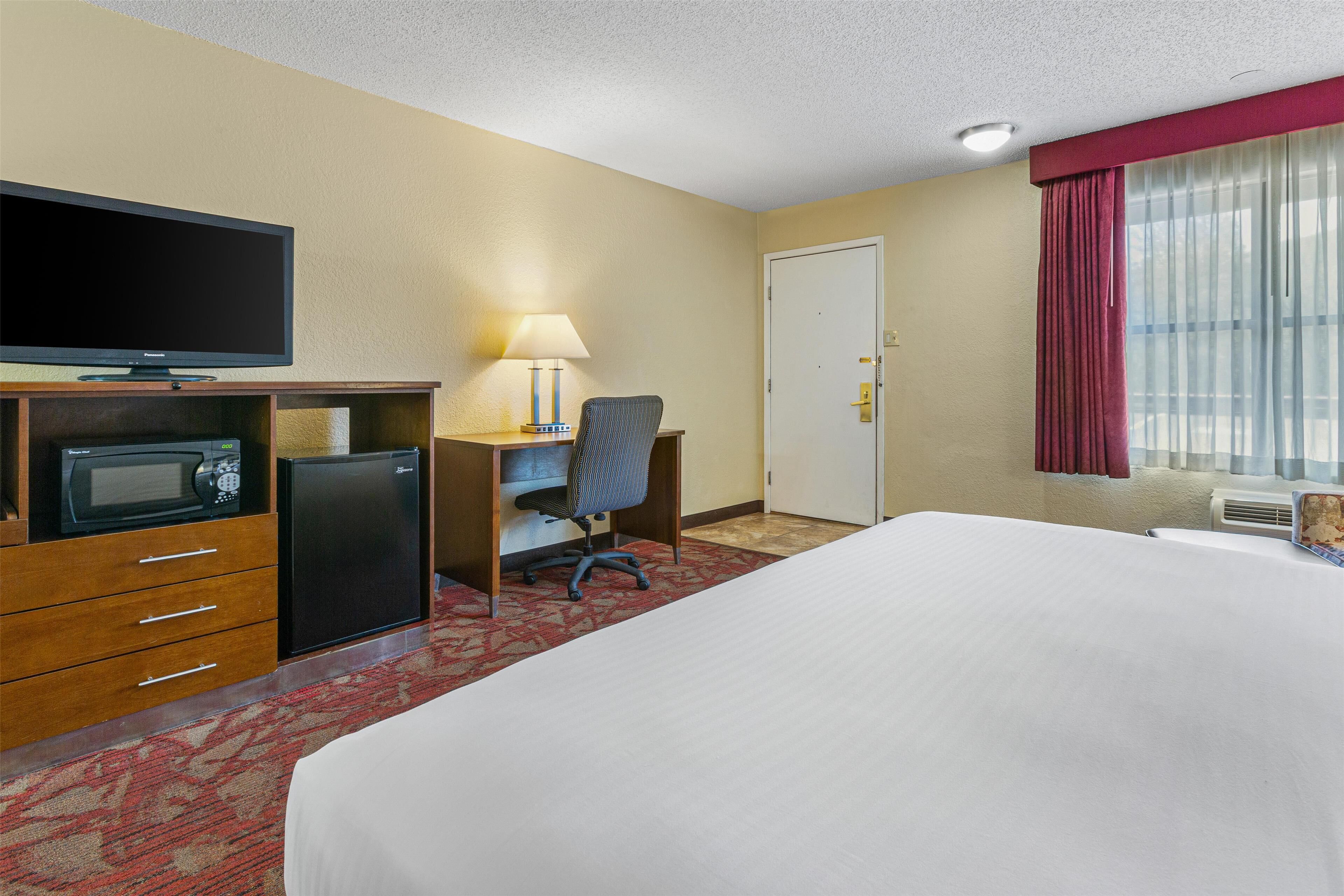 standard room, 1 king bed, accessible, refrigerator & microwave | 1 bedroom, in-room safe, laptop workspace, blackout curtains