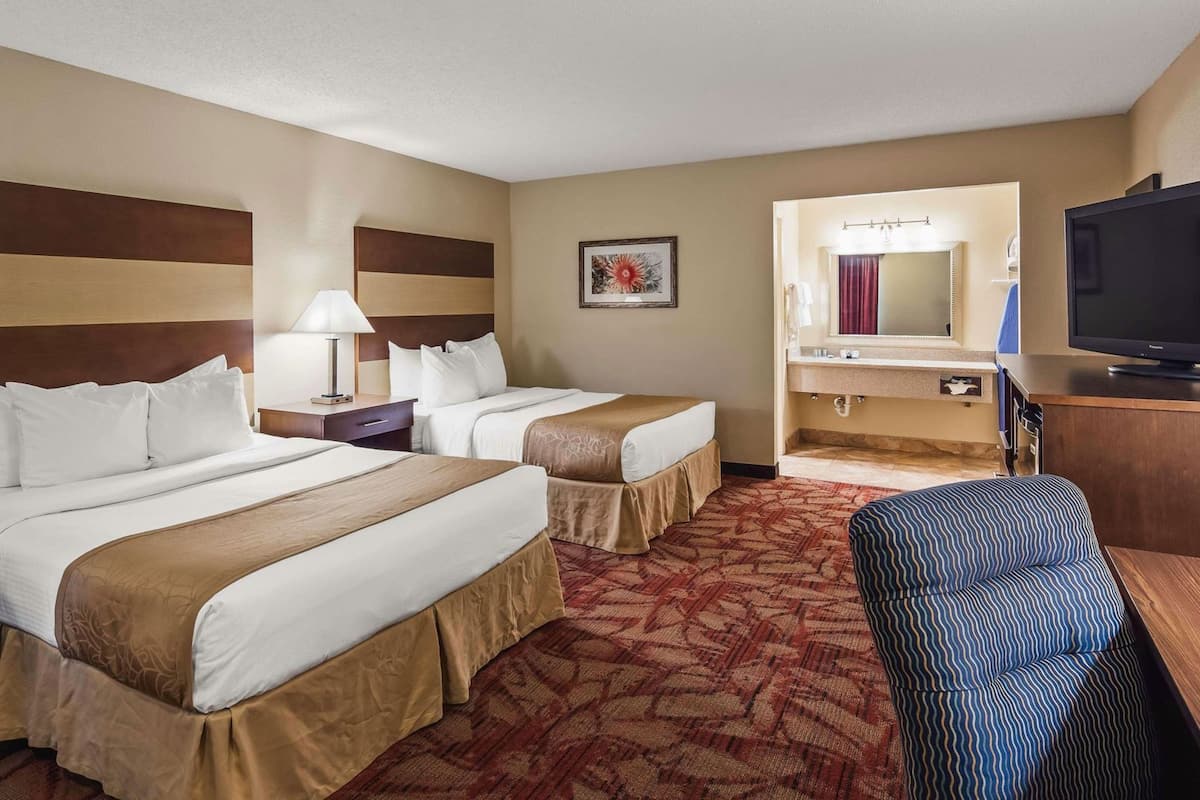 In-room safe, laptop workspace, blackout drapes, iron/ironing board