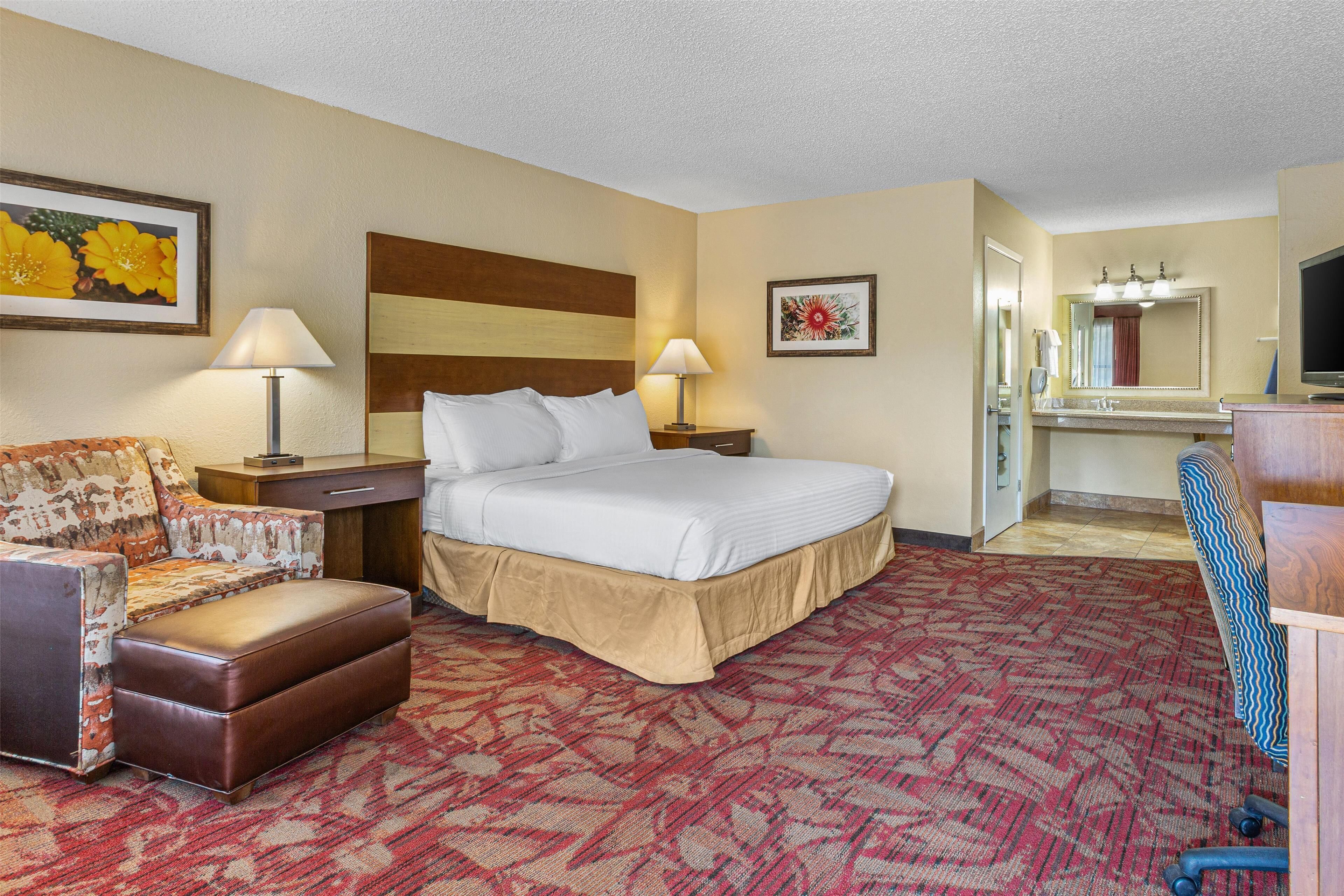 Standard Room, 1 King Bed, Accessible, Refrigerator & Microwave