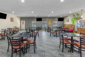 Free daily buffet breakfast  - Best Western Pine Springs Inn (Ruidoso Downs)