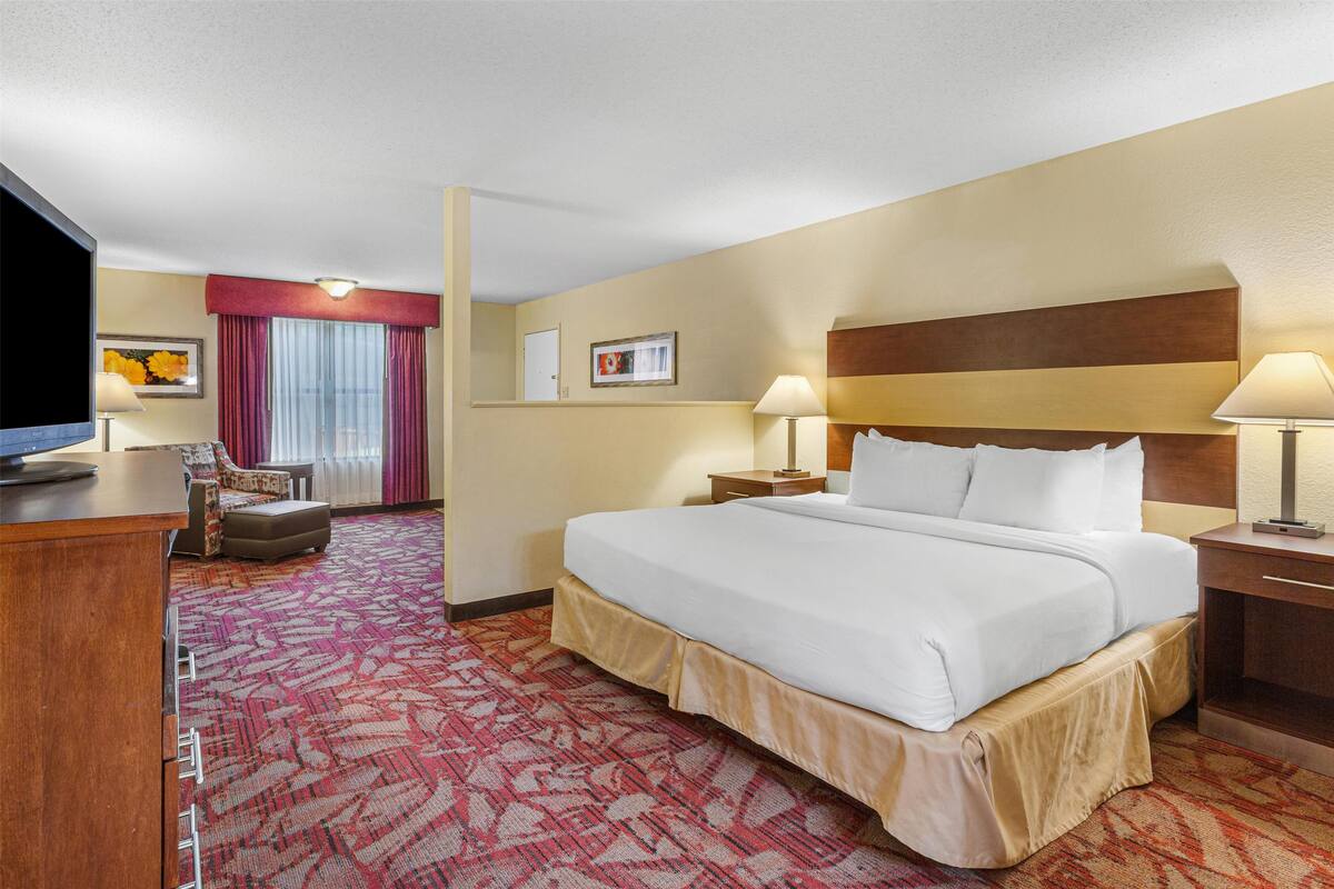 In-room safe, laptop workspace, blackout drapes, iron/ironing board