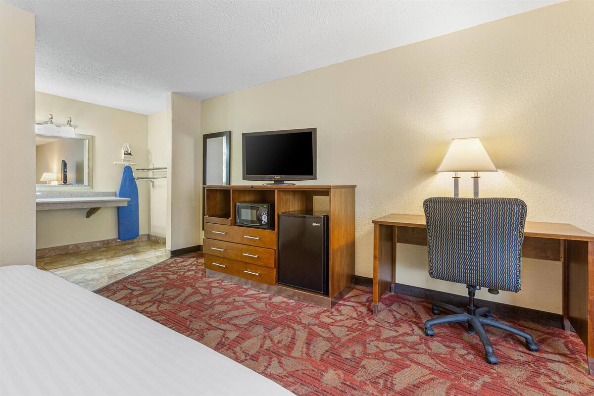 Standard Room, 1 King Bed, Accessible, Refrigerator & Microwave | In-room safe, laptop workspace, blackout drapes, iron/ironing board