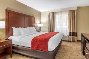 Suite, 1 King Bed, Non Smoking | Desk, soundproofing, iron/ironing board, free WiFi