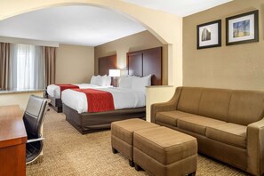 Phòng Suite, 2 giường cỡ queen, không hút thuốc | Bàn, phòng cách âm, bàn ủi/dụng cụ ủi quần áo 