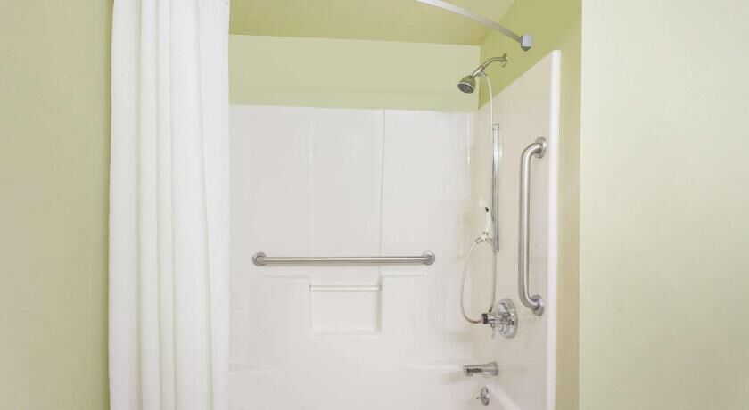 Baño | Tina con regadera, amenidades de baño gratuitas, bidet, toallas 