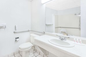 Habitación, 1 cama de matrimonio grande, accesible para personas con discapacidad (Mobility) | Baño | Artículos de higiene personal gratuitos, secador de pelo y toallas