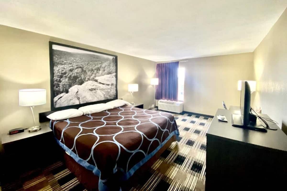 Escritorio, espacio para trabajar con laptop y cortinas blackout
