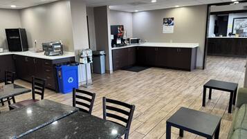 Café da manhã para viagem grátis todos os dias