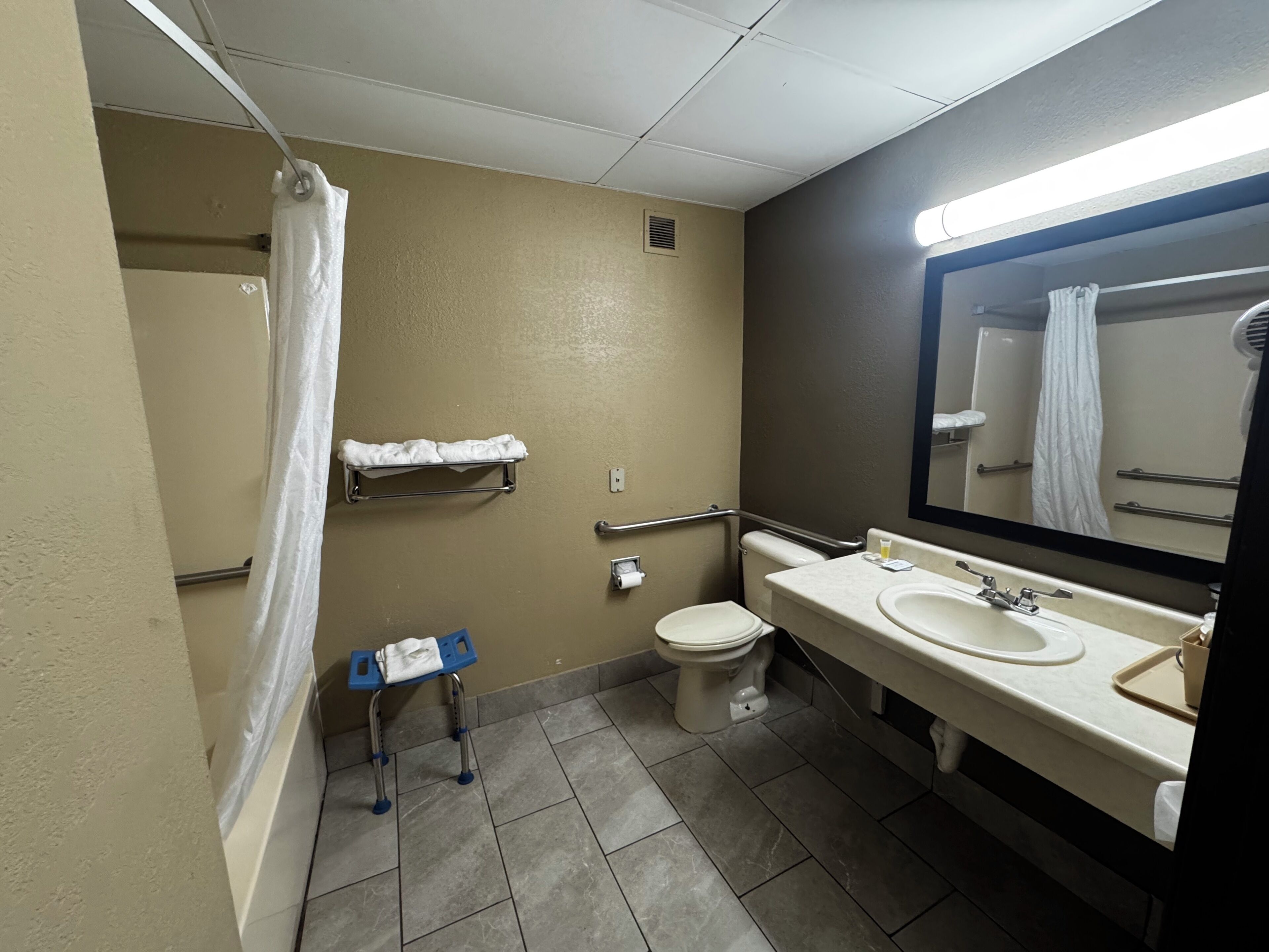 Room, 1 King Bed, Accessible, Non Smoking (Mobility) | Bathroom | Free toiletries, hair dryer, towels, soap