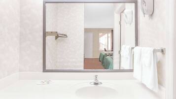 Kombinasi shower/bathtub dan perlengkapan mandi gratis