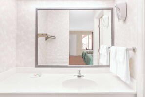 Combined shower/bathtub, free toiletries, hair dryer, towels