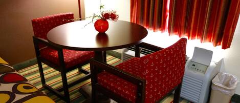 Makan di kamar