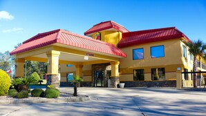 A hotel with a red roof, yellow walls, and a covered entrance area. - Super 8 by Wyndham Dublin (Dublin)