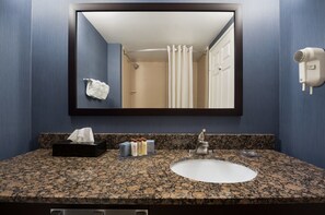 Ducha y bañera combinadas y artículos de higiene personal gratuitos
