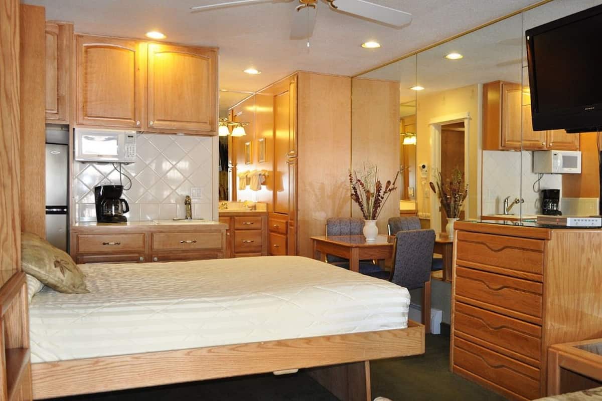 Studio | Premium bedding, iron/ironing board, free WiFi, bed sheets