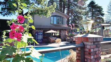 2 albercas al aire libre y camastros