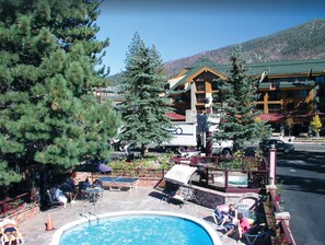 2 albercas al aire libre y camastros 