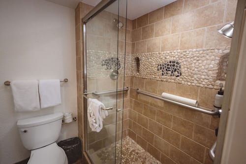 Deluxe Studio | Premium bedding, iron/ironing board, free WiFi, bed sheets