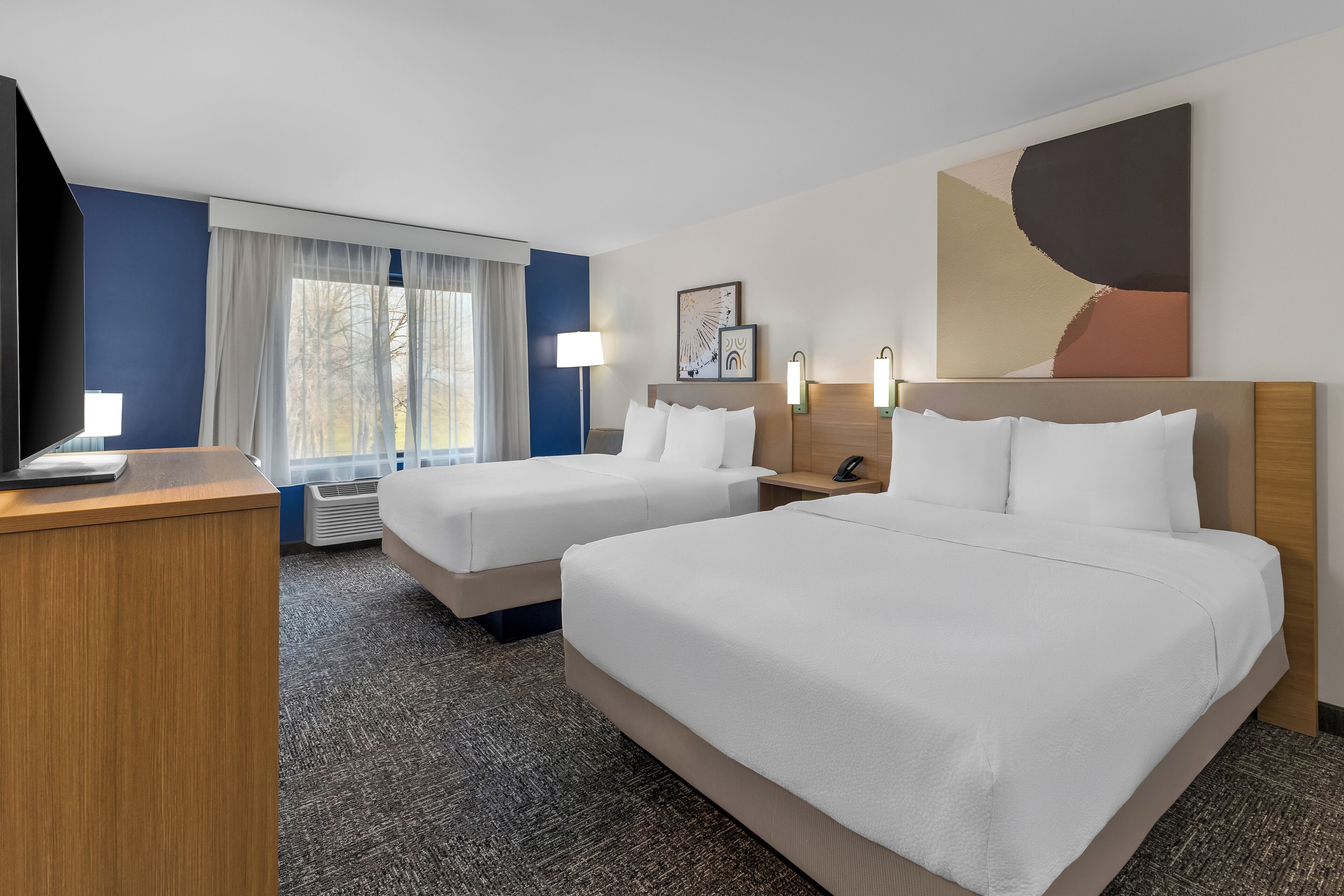 Quarto, 2 camas Queen | Escrivaninha, berço de viagem, camas extras/dobráveis, Wi-Fi de cortesia