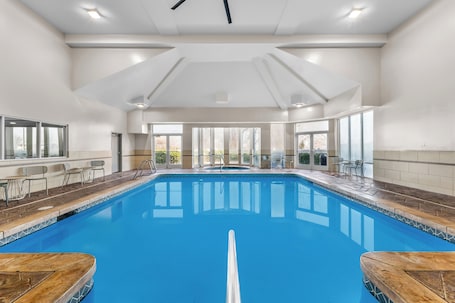 Una piscina techada. Spark by Hilton Salt Lake City Central