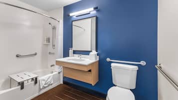 Quarto, 2 camas Queen, acessível, banheira (Mobility) | Banheiro | Produtos de toalete grátis, secador de cabelo (mediante solicitação)