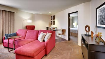 Suíte, 1 cama King, para não fumantes (Shower Only) | Área de estar | TV de tela plana