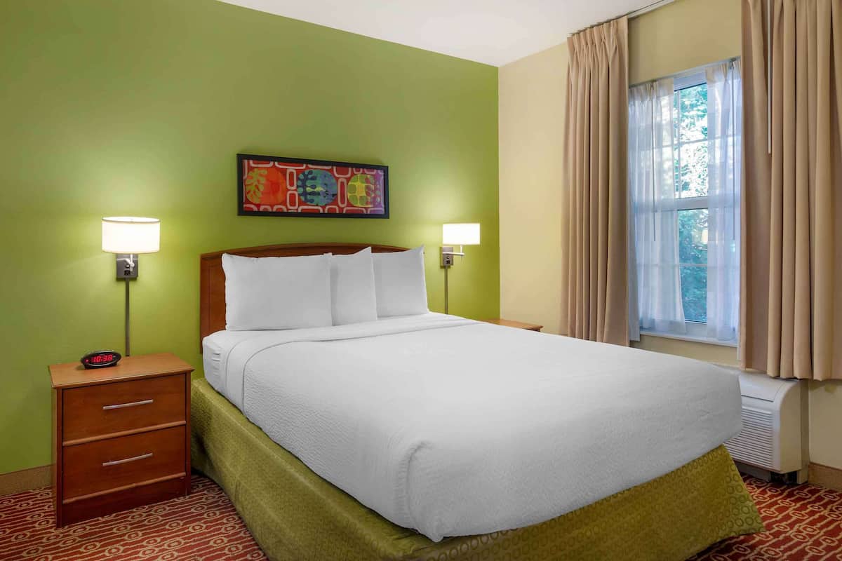 Premium Suite, Multiple Beds, Non Smoking, Kitchen | 2 bedrooms, premium bedding, desk, laptop workspace