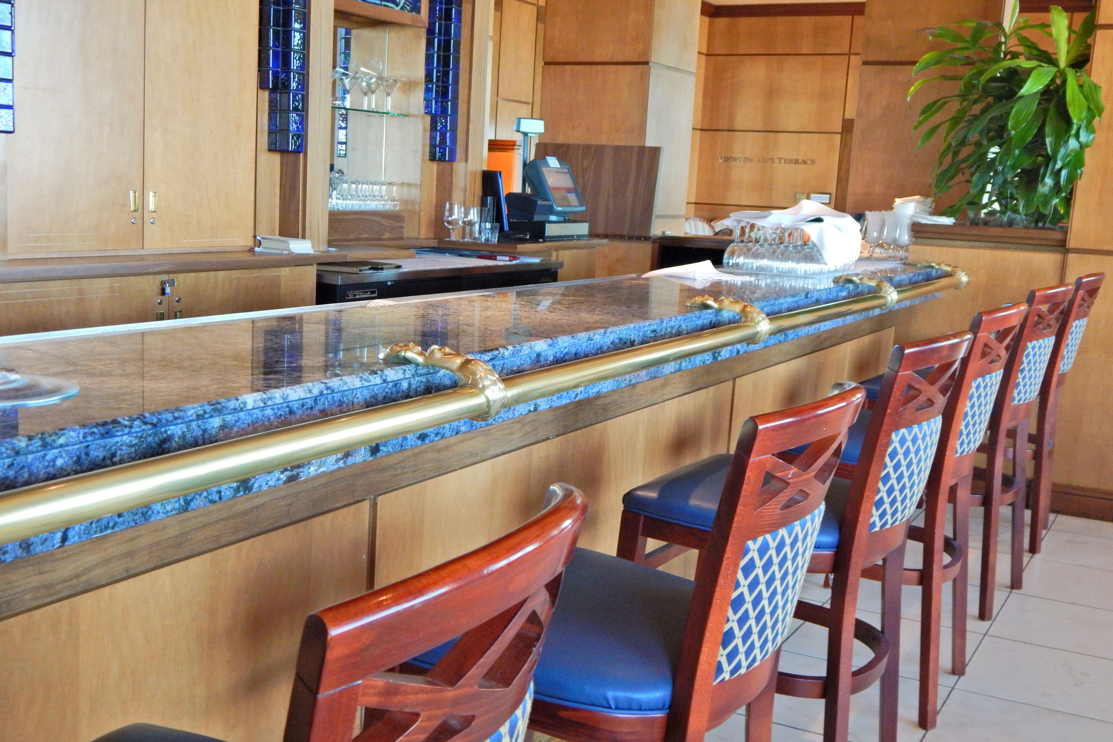 2 bars/lounges, swim-up bar, poolside bar