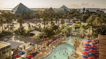 Una piscina techada, una piscina al aire libre