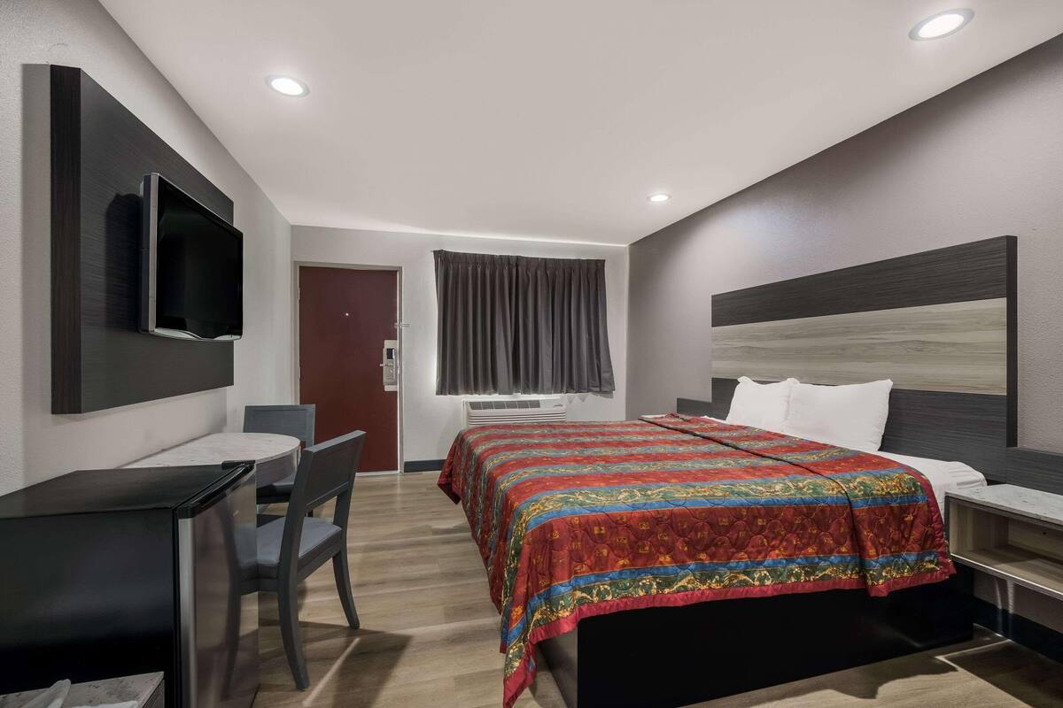 Desk, iron/ironing board, rollaway beds, free WiFi