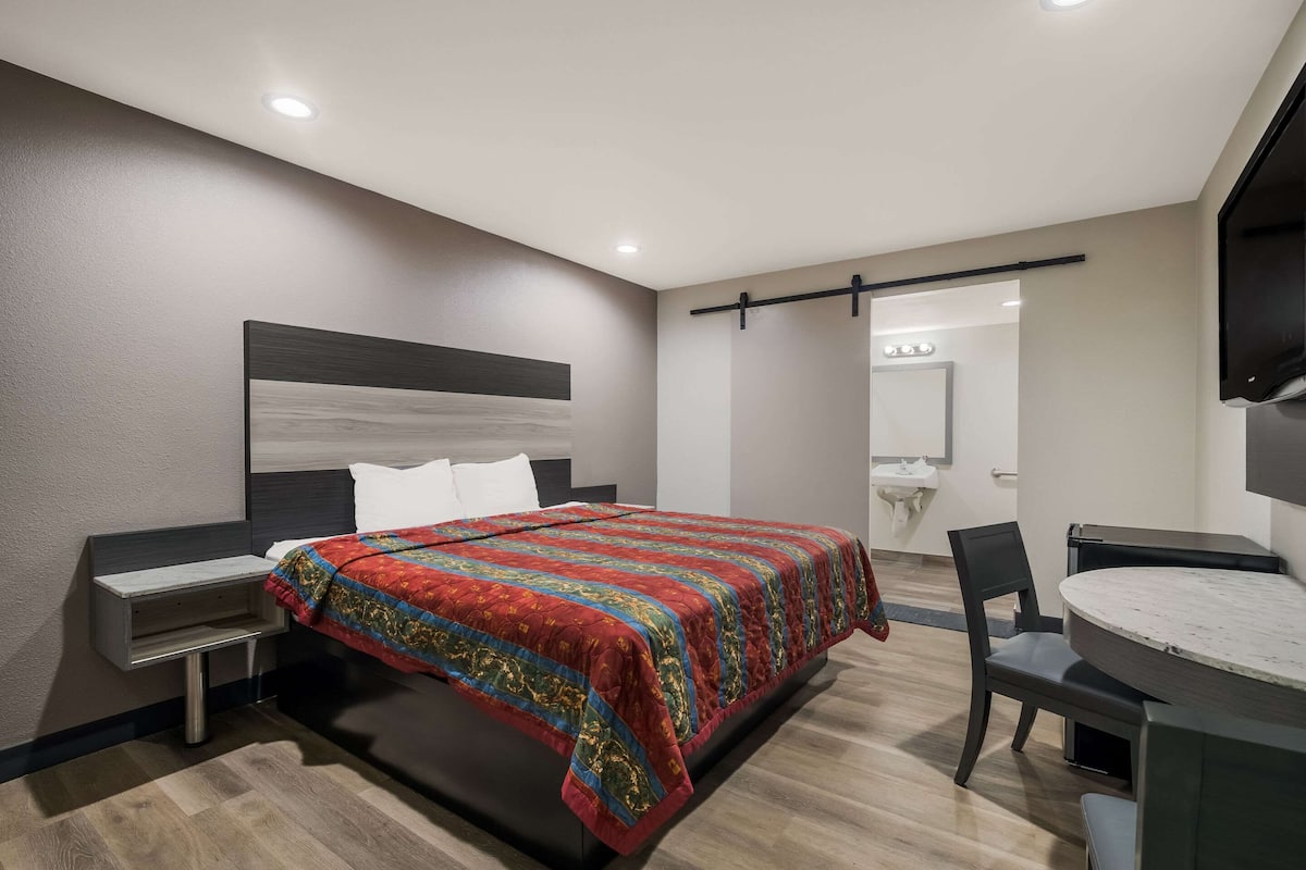 Room, 1 King Bed, Accessible, Non Smoking | Desk, iron/ironing board, rollaway beds, free WiFi