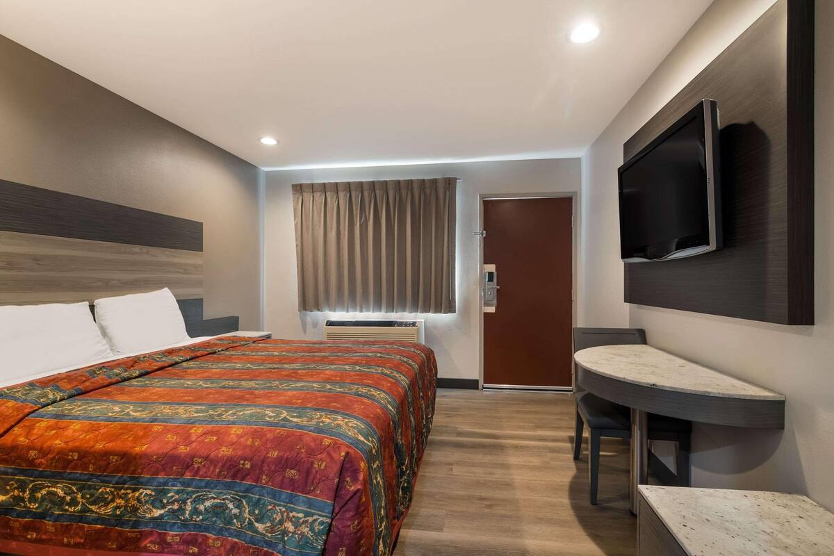 Desk, iron/ironing board, rollaway beds, free WiFi