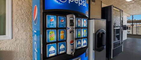 En sodavatautomat med Pepsi og forskellige drikkevarer samt en vanddispenser.