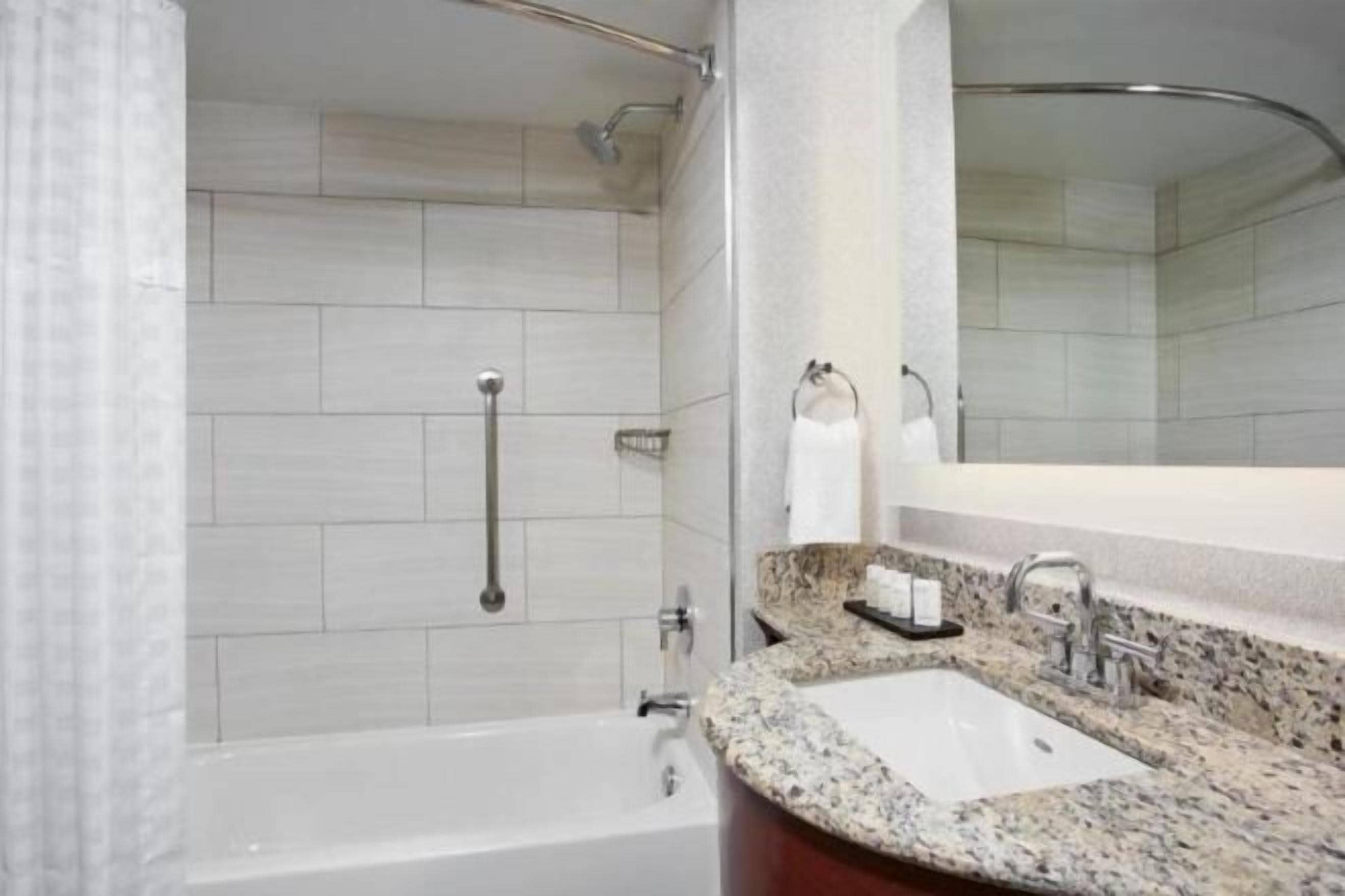 Combined shower/bathtub, free toiletries, hair dryer, towels
