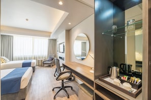 Minibaari, tallelokero huoneessa, pimennysverhot, äänieristys