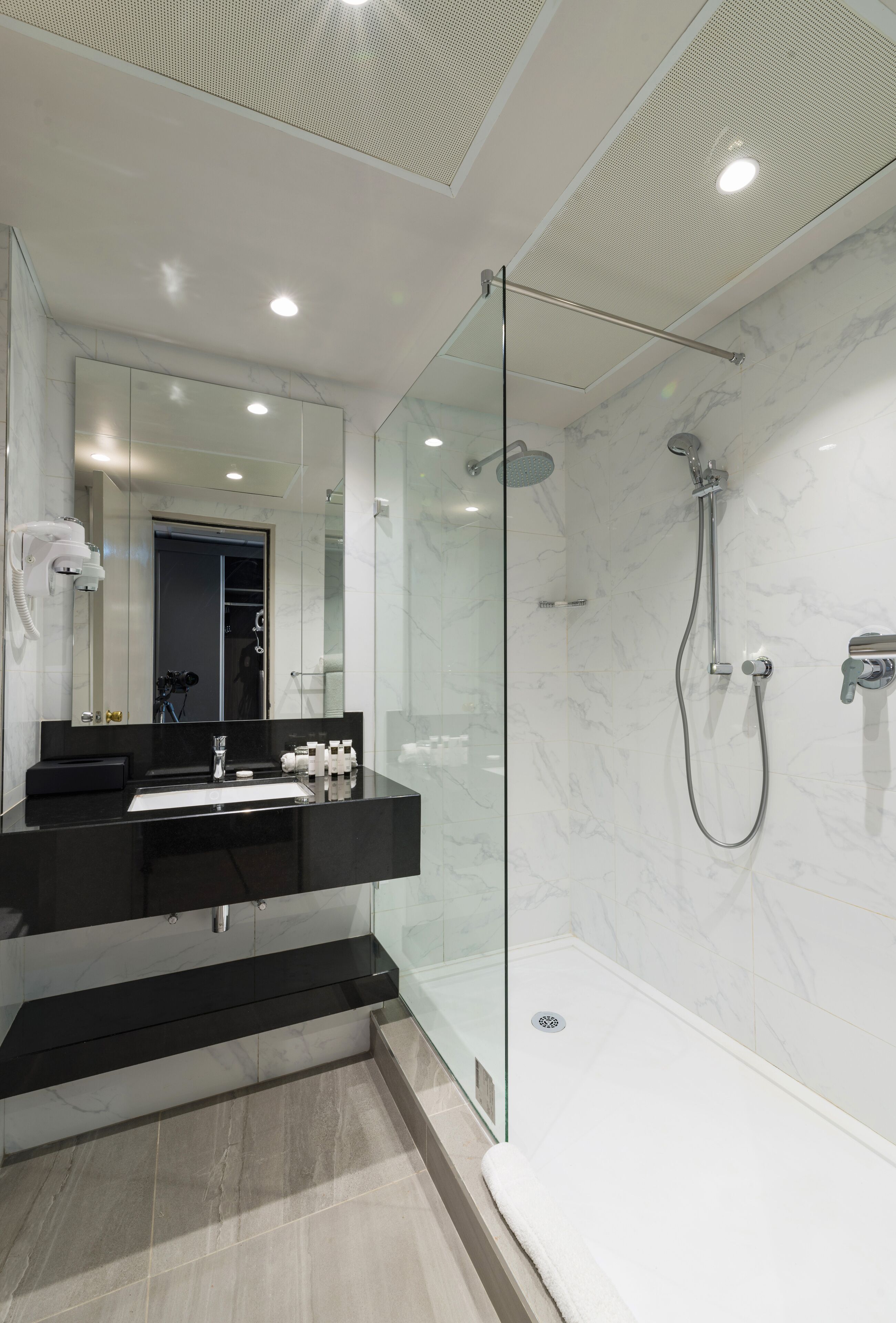 Combined shower/tub, free toiletries, hair dryer, towels