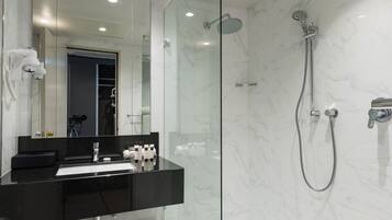 Combined shower/tub, free toiletries, hair dryer, towels