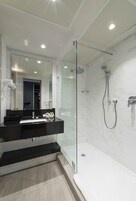 Ducha y bañera combinadas y artículos de higiene personal gratuitos