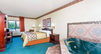 Super 8 by Wyndham Piedmont Greenville Area