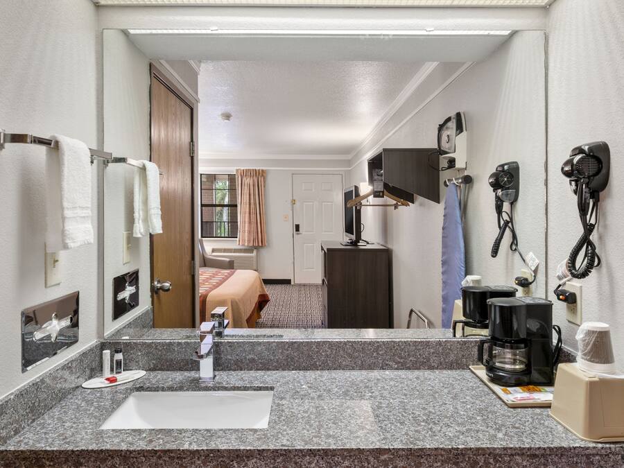 Combined shower/bathtub, deep-soaking bathtub, free toiletries, towels