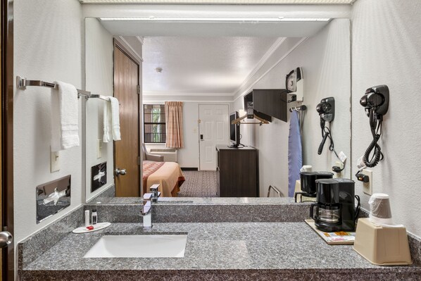 Combined shower/tub, deep soaking tub, free toiletries, towels