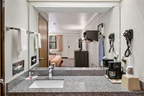 Super 8 by Wyndham Mount Vernon