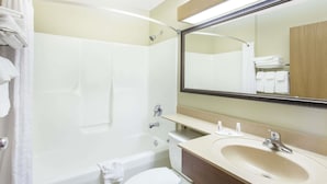 Une salle de bain moderne avec une baignoire, des toilettes et un lavabo.